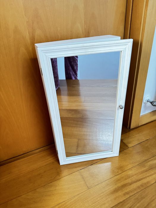 Armário de parede com espelho e arrumação para bijouteria