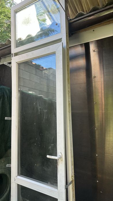 Дверь балконная с окном сверху