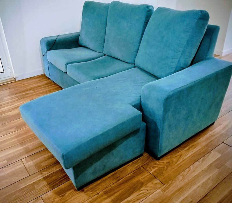 Sofá com 1 ano. 400 EUR. Mesa 40 eur