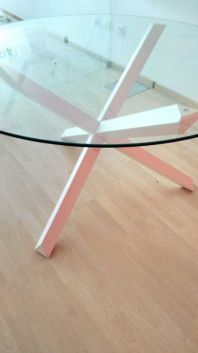 Mesa de jantar redonda com tampo de vidro