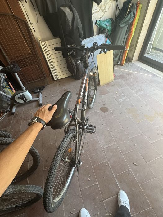 Bicicleta preta tamanho normal