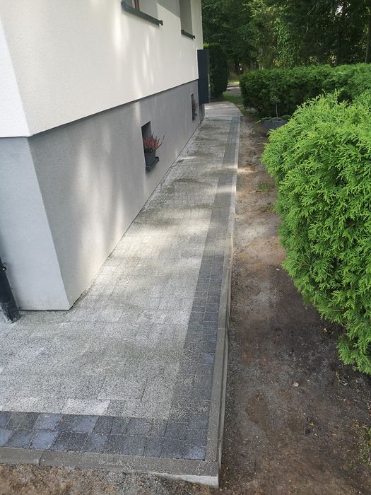 Płot panelowy. Ogrody. Bruki