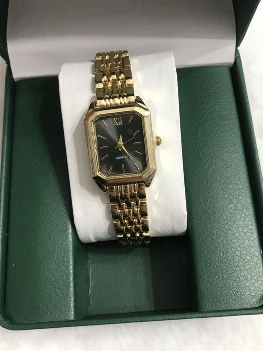 Zegarek na rękę zloty zegarek czarna tarcza