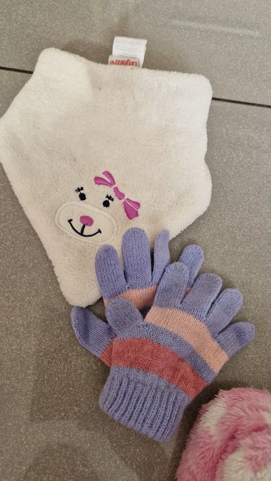 Zestaw rekawiczek, bucikow, opasek dla dziewczynki