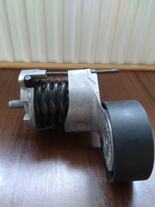 Натягувач ременя генератора