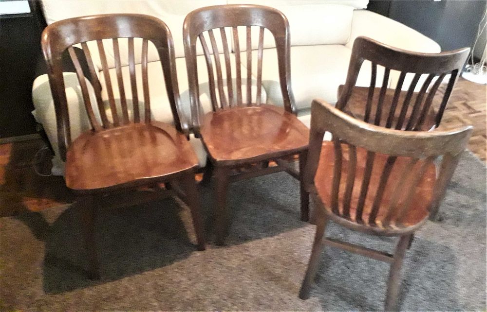 Cadeiras e mesa de sala com história