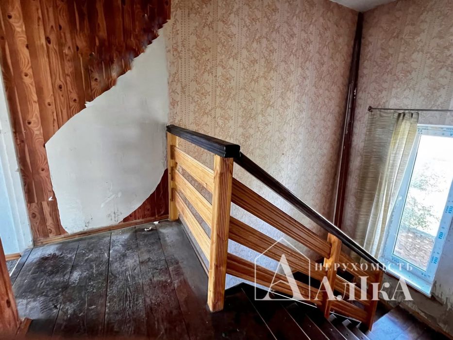 Продам двоповерхову частину будинку