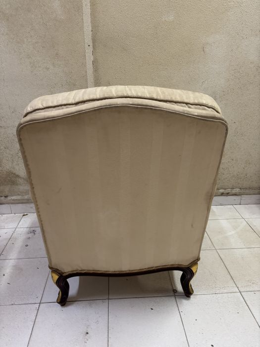 Conjunto de 2 cadeirões clássicos em madeira – elegantes e confortáveis