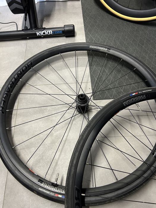 Koła Bontrager Paradigm Comp + opony Bontrager R2 (28mm)