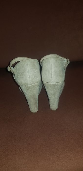 Wysokie koturny, rozmiar 36
Wysokość obcasa 10,5cm