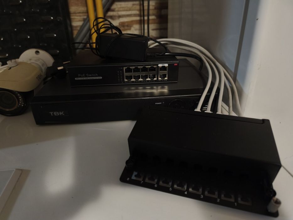 Câmeras de vídeo vigilância TBK bullet/ disco rígido e switch