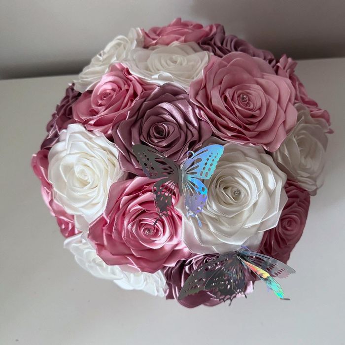 Tworzę bukiety z wiecznych róż ze wstążki