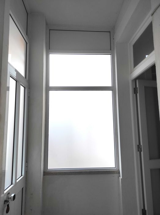 Caixilho Fixo em Alumínio Branco com Vidro Fosco – 1,00 × 2,25 m