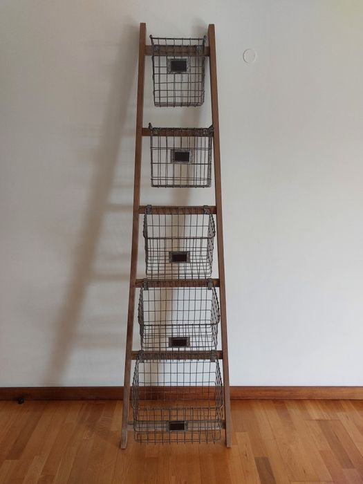 Estante retro decorativa e inclinada com cestos metálicos