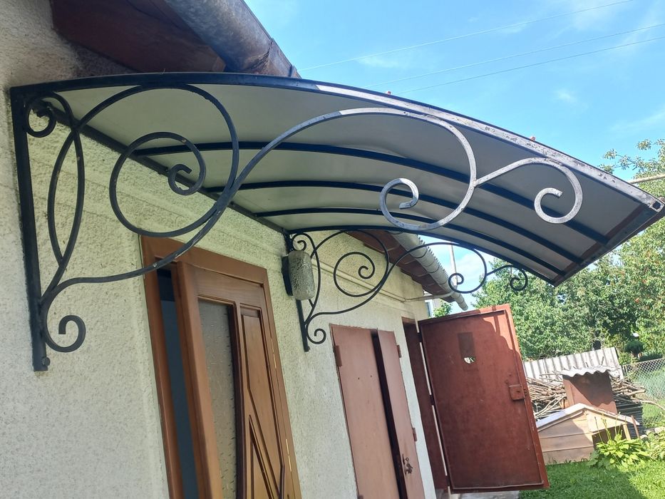 Дашок для будинку над дверима