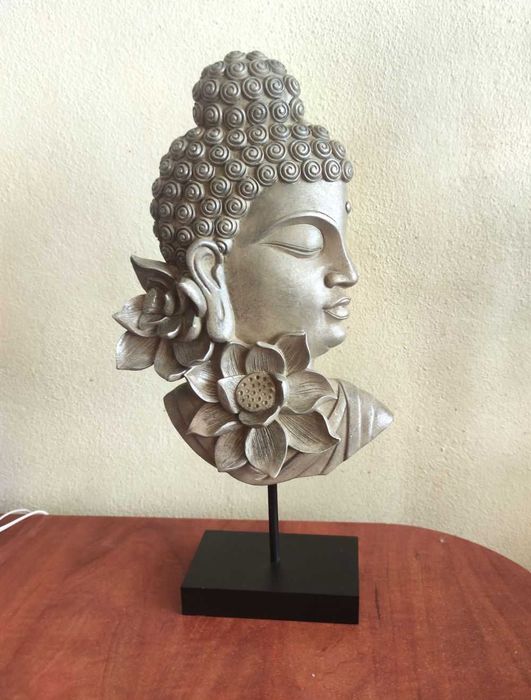 Buda decorativo com flores 43 cm