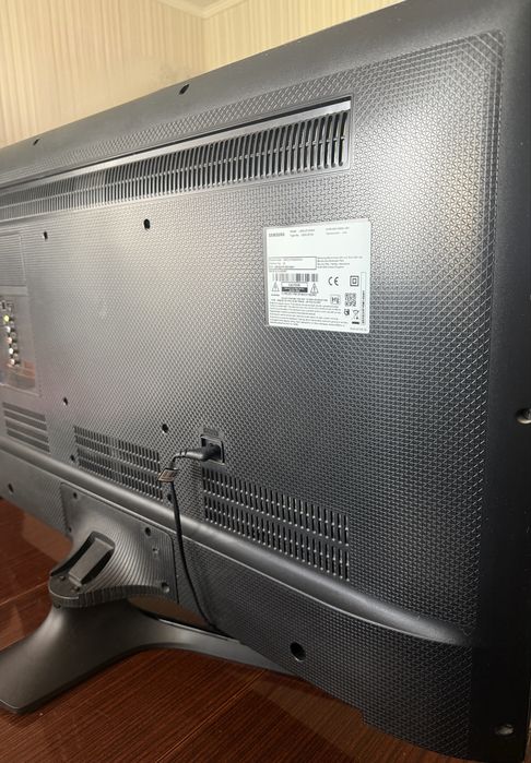 Продам телевізор Samsung UE40J5100AW (40”, Full HD) на запчастини або під відновлення.
