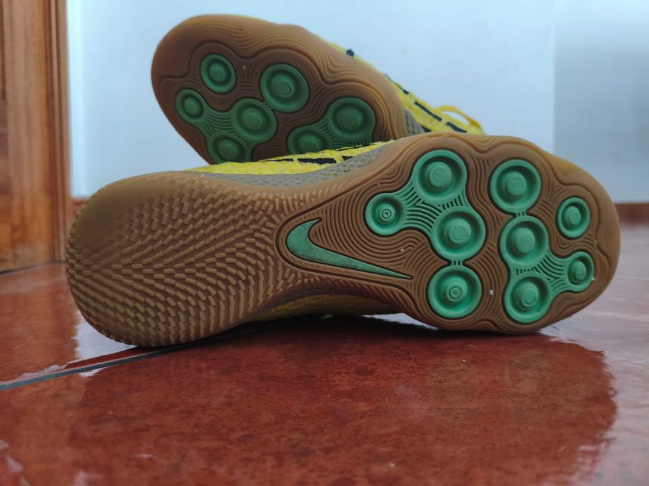 Sapatilhas amarelas da Nike