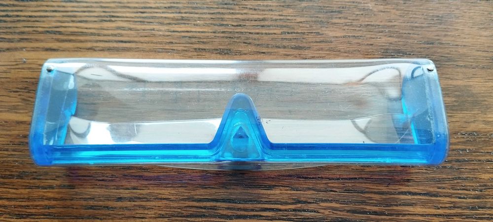 Прозрачный чехол для очков .