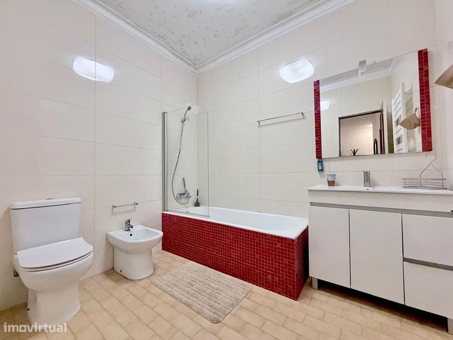 Apartamento T4 para arrendamento, situado na Rua Cândido de Oliveira