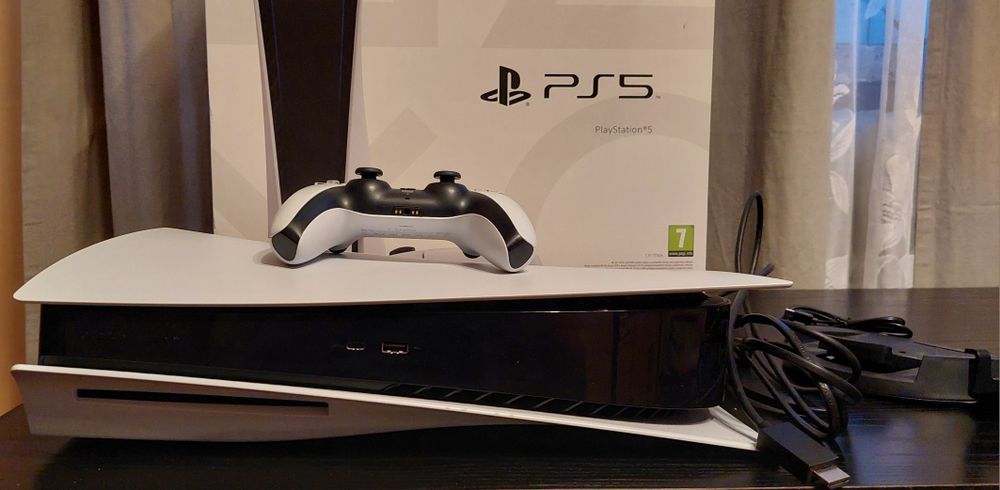 Konsola PlayStation 5 / PS5 z napędem