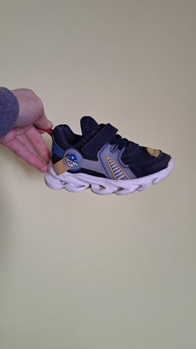 Кросівки весняні