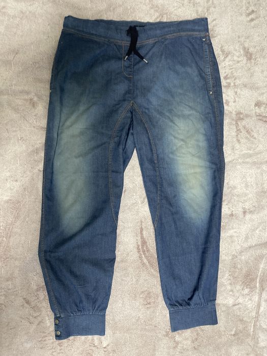 джинсовые брюки популярного итальянского бренда Armani Jeans