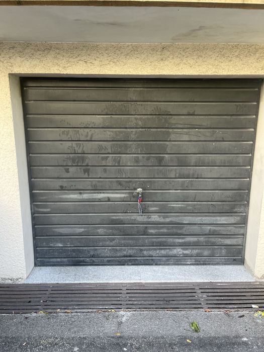 Portao de garagem  preto