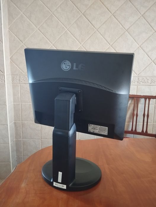LG Monitor + Keyboard + Mouse64752187051394123