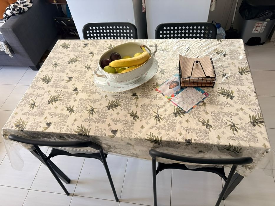 mesa de cozinha com 4 cadeiras
