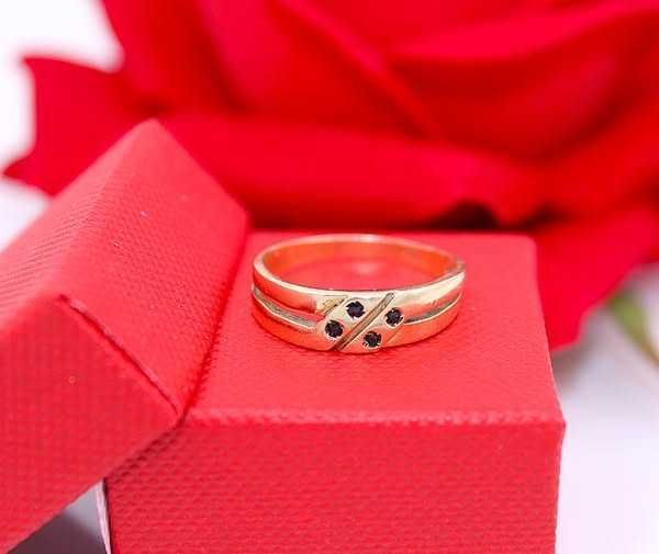 Złoty pierścionek p.585/3,28g z czarnymi cyrkoniami