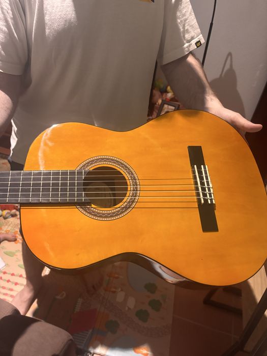Vende-se Violao Valencia praticamente nao usado.