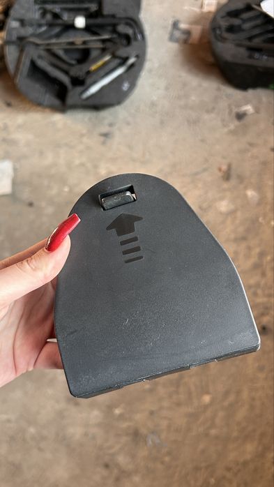 Кріплення знаку аварійної зупинки Audi A8