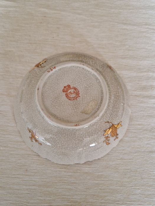 Prato decorativo. Com  brasão.