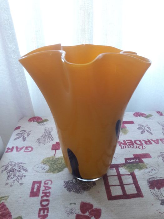 Vaso de flores em vidro soprado