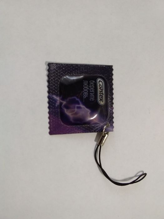 Брелок для телефону б/у з