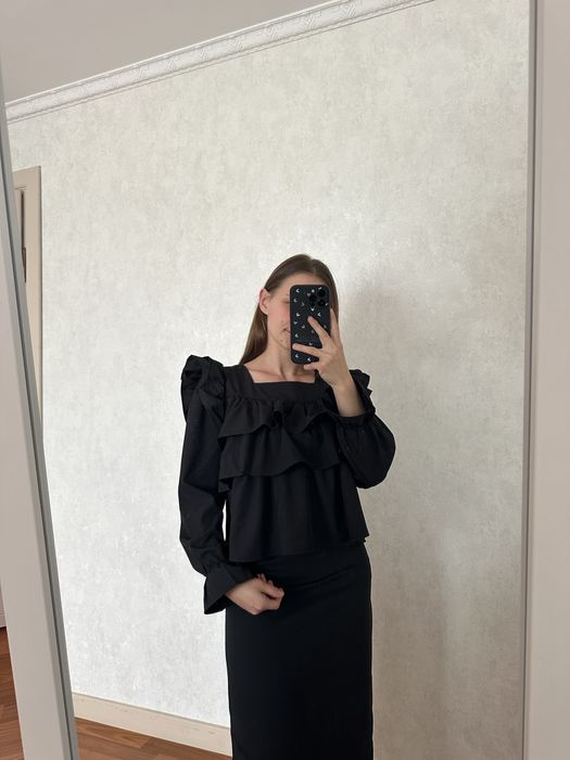 Чорна блузка з рюшами
