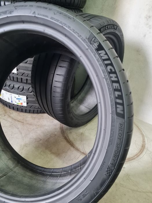 235/40R19 Michelin Pilot Sport 4.