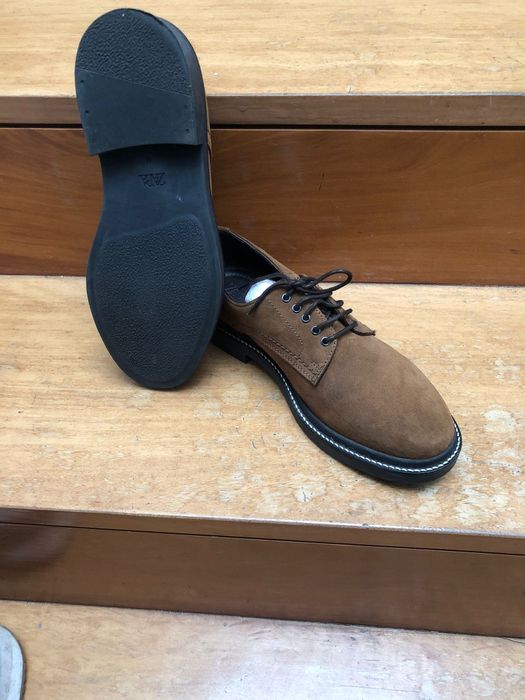 Sapato tipo inglês em  camurça