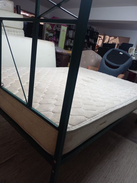 Cama de casal em ferro verde