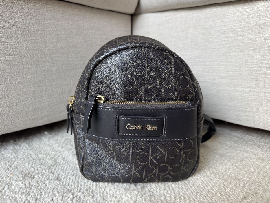 Mochila Mini Calvin Klein Monograma