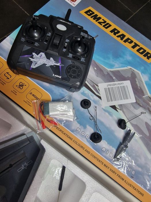 BM20 Raptor, um modelo de avião telecomanda com 2 baterias do (RC