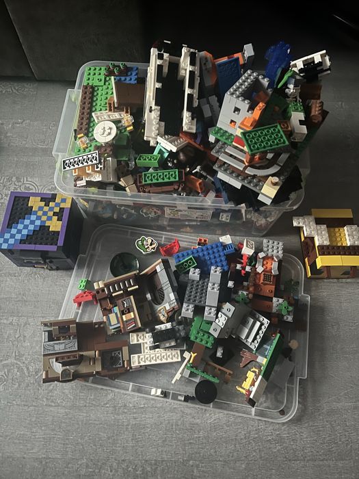 Очень много лего, с стопкой инструкций