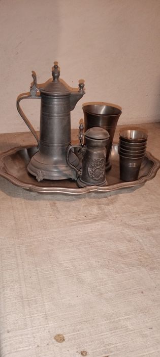 Zestaw naczyń cynowych