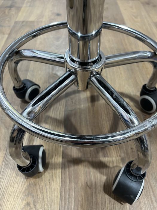 Стул мастера маникюра без спинки ( разные цвета) розница