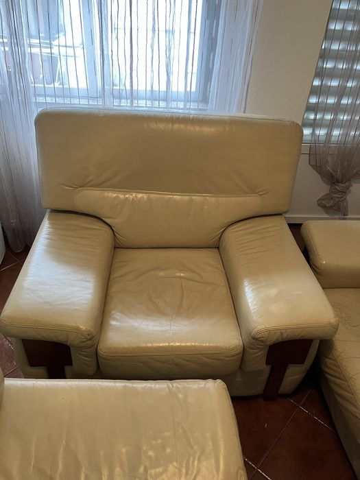 Conjunto de sofás em pele genuina
