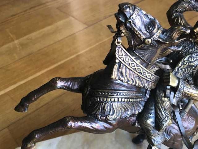Magnifica escultura de cavaleiro, em bronze com base em mármore
