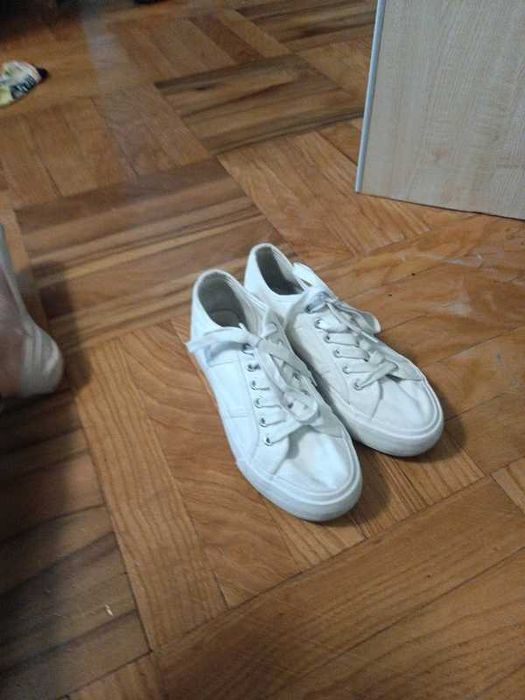 Klasyczne białe trampki