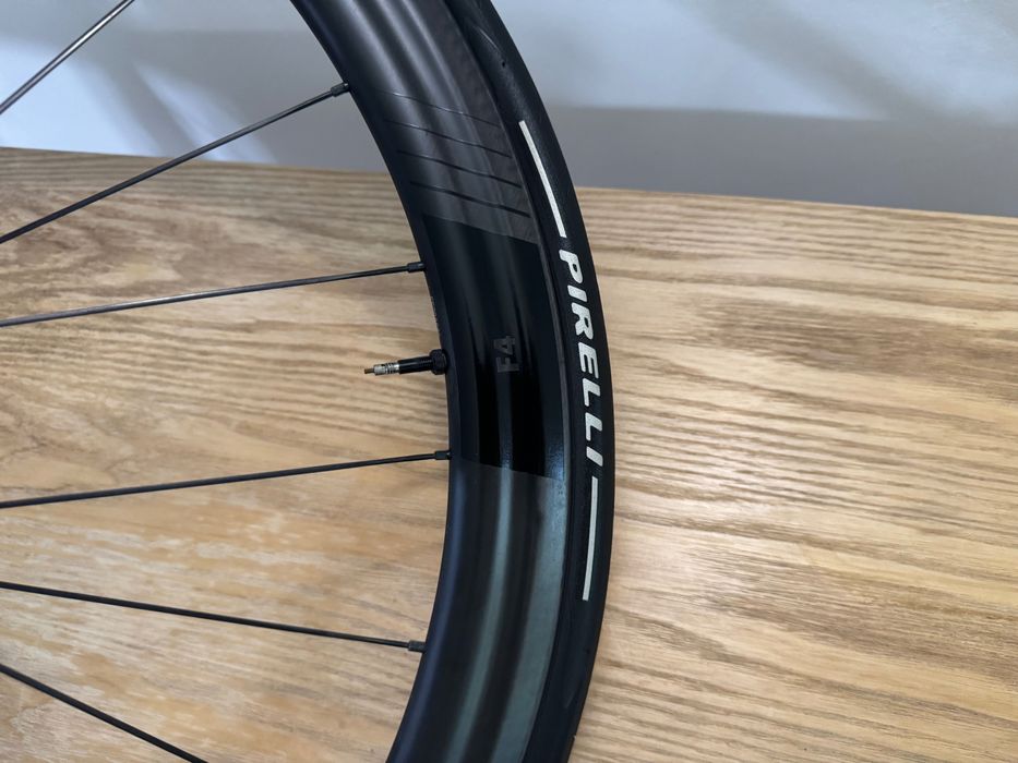 Rodas Carbono FFWD F4 Disc + Pneus Pirelli P Zero + Discos Dura-Ace