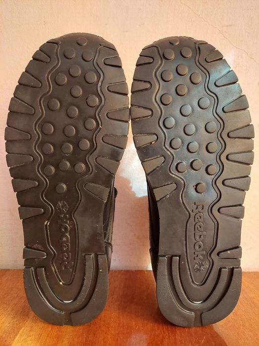 Кросовки фірми reebok classic оригінал 

Розмір по бірці:
USA 9 UK 8